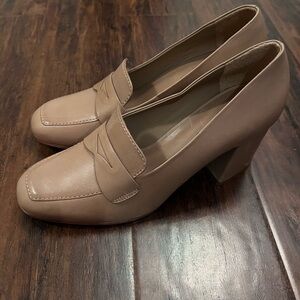Women’s Bernardo Leather Block Heels Loafers Nessa Style Sand. Size 7.5.